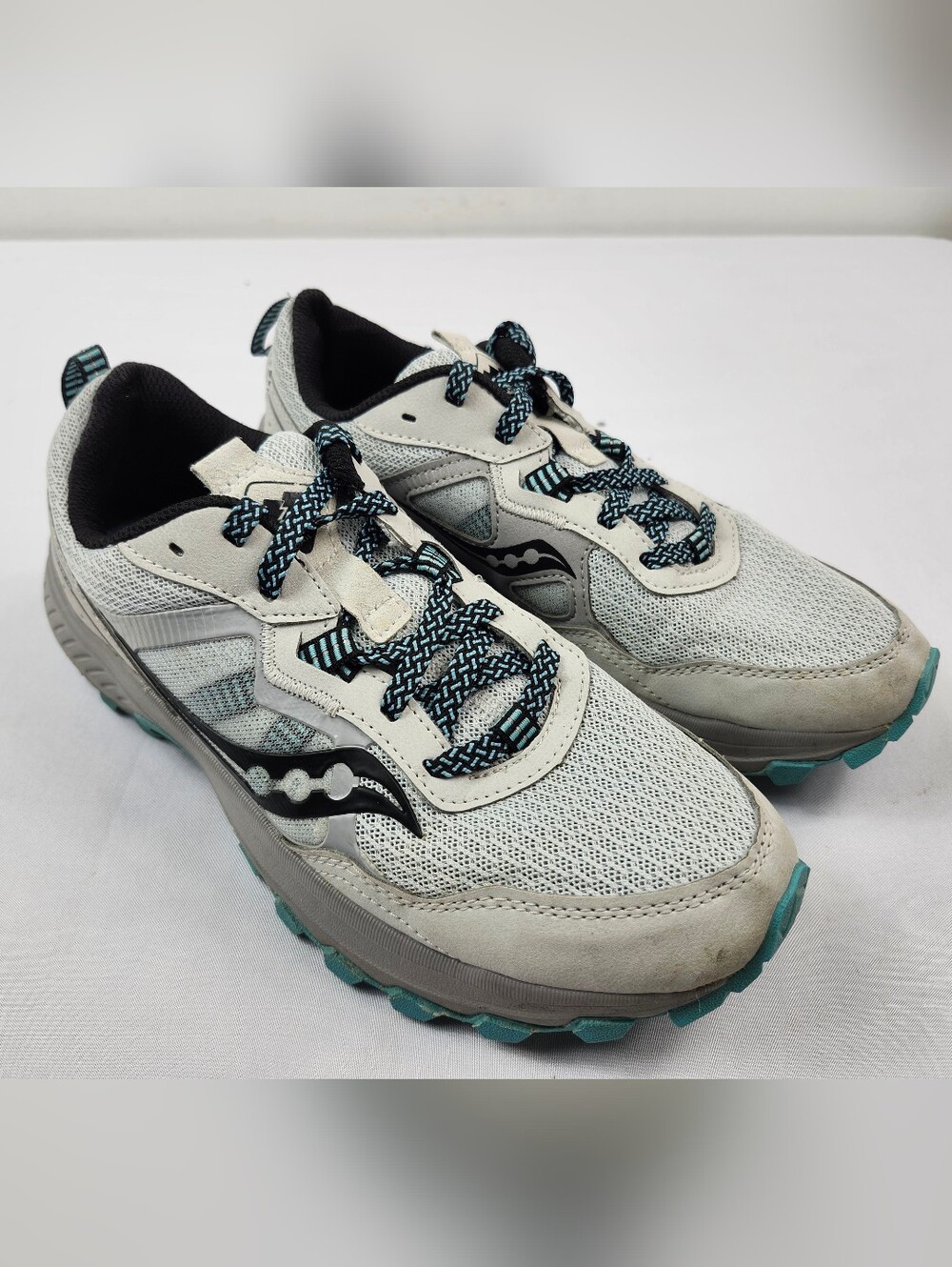 Saucony Women’s 8 M Athletic Shoes — White with Teal Accents